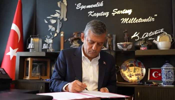 Son dakika| &Ouml;zg&uuml;r &Ouml;zel 17 yıl sonra CHP'den istifa etti! "Yeni Parti"yi resmen duyurdu