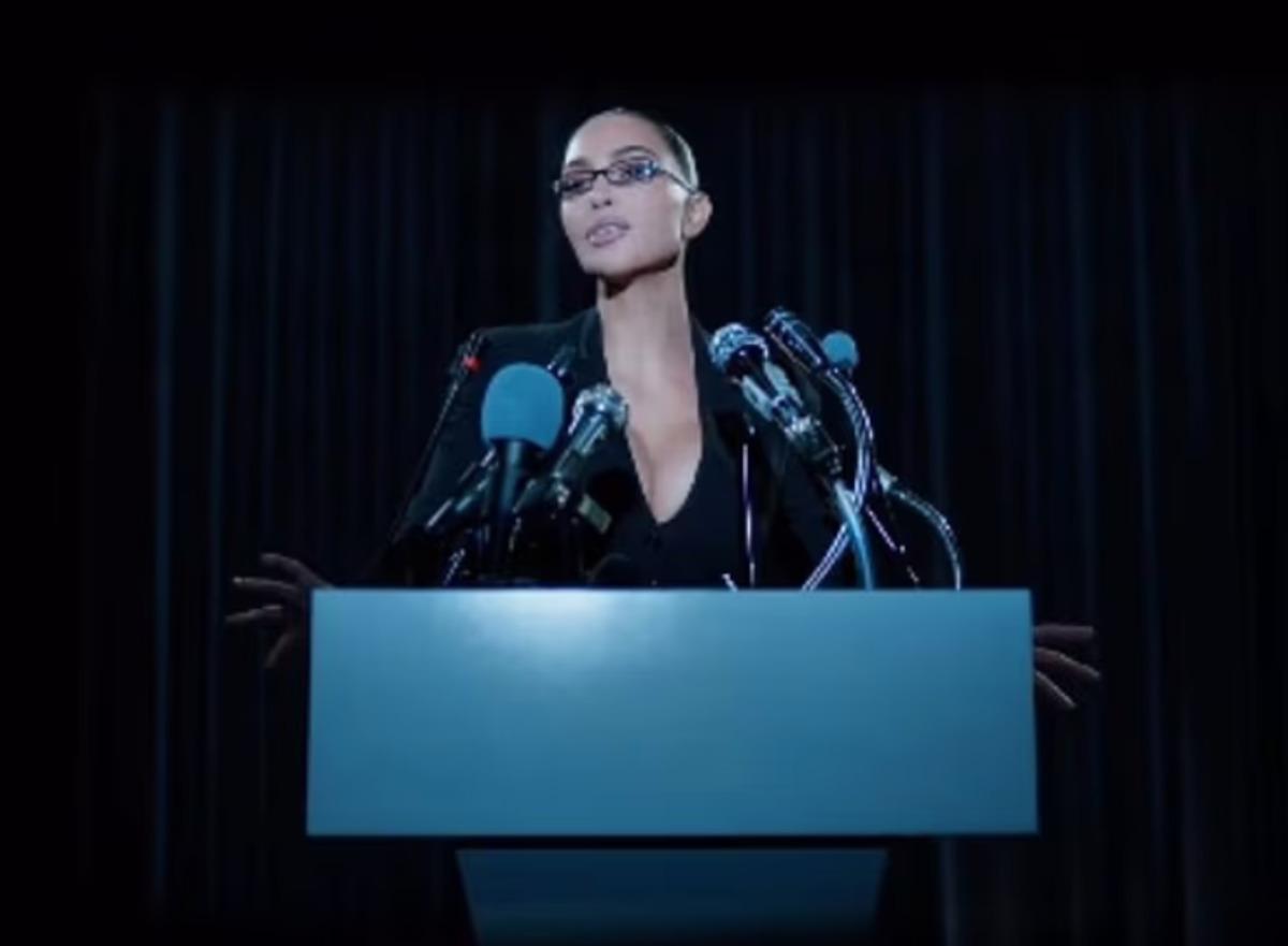 Kim Kardashian reklamda başarısız olduğu baro sınavıyla dalga geçti! 1