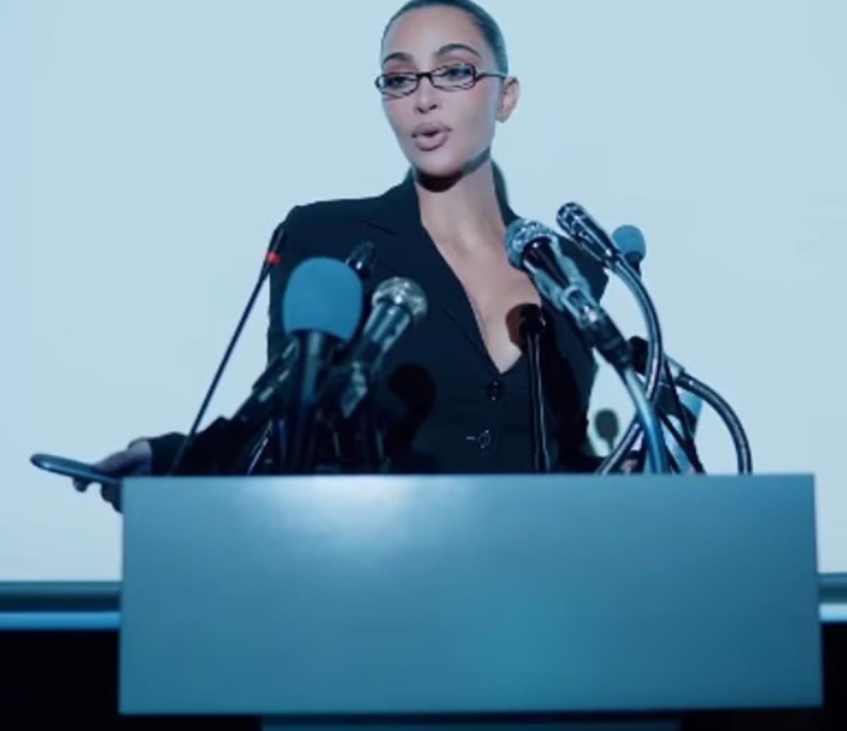 Kim Kardashian reklamda başarısız olduğu baro sınavıyla dalga geçti! 2