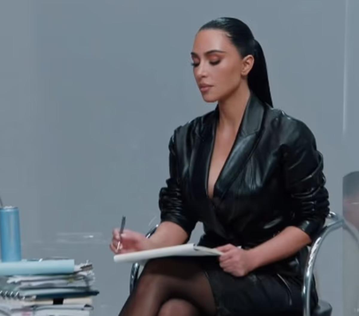 Kim Kardashian reklamda başarısız olduğu baro sınavıyla dalga geçti! 3