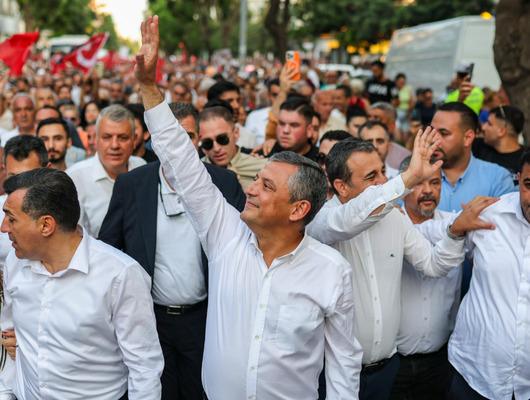 &Ouml;zg&uuml;r &Ouml;zel'den Yeni Parti sonrası ilk mesaj