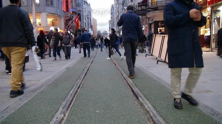 Taksim İstiklal Caddesi&rsquo;ndeki Tramvay Yoluna Yeşil &Ccedil;uha D&ouml;şendi