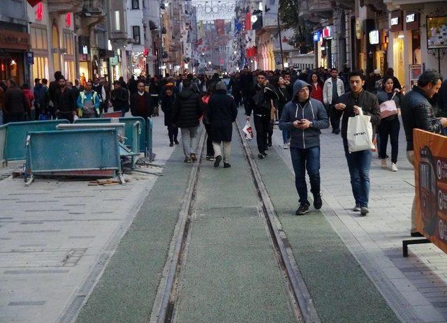 Taksim İstiklal Caddesi’ndeki Tramvay Yoluna Yeşil Çuha Döşendi