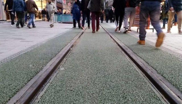 Taksim İstiklal Caddesi’ndeki Tramvay Yoluna Yeşil Çuha Döşendi