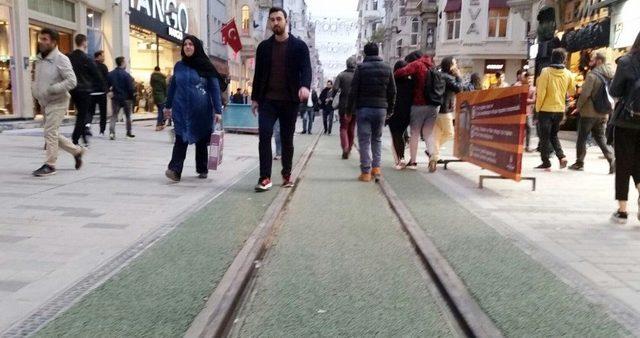 Taksim İstiklal Caddesi’ndeki Tramvay Yoluna Yeşil Çuha Döşendi