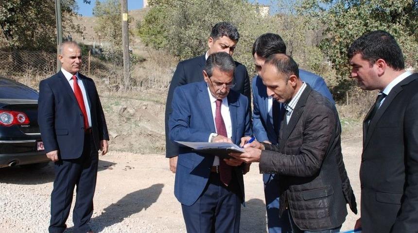 Vali Kalkancı Gerger&rsquo;de K&ouml;y Yollarındaki &Ccedil;alışmaları Denetledi