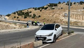 Kontrolden &ccedil;ıkan otomobil ref&uuml;je &ccedil;ıktı