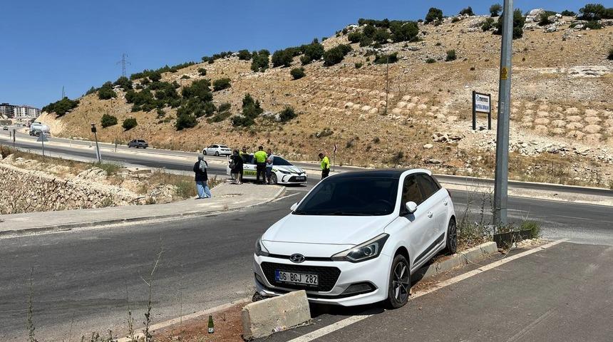 Kontrolden &ccedil;ıkan otomobil ref&uuml;je &ccedil;ıktı