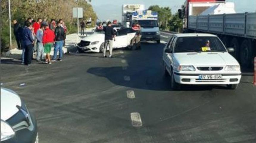 Otomobil İle Market Aracı Çarpıştı: 1 Ağır Yaralı