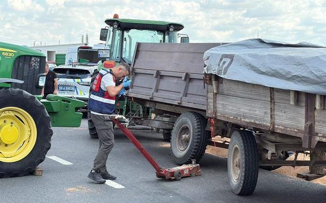 Lastik değiştirirken devrilen r&ouml;morkun altında kalıp &ouml;ld&uuml; 6