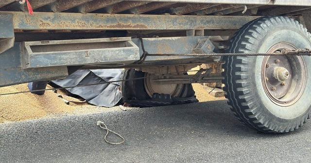 Lastik değiştirirken devrilen r&ouml;morkun altında kalıp &ouml;ld&uuml; 2