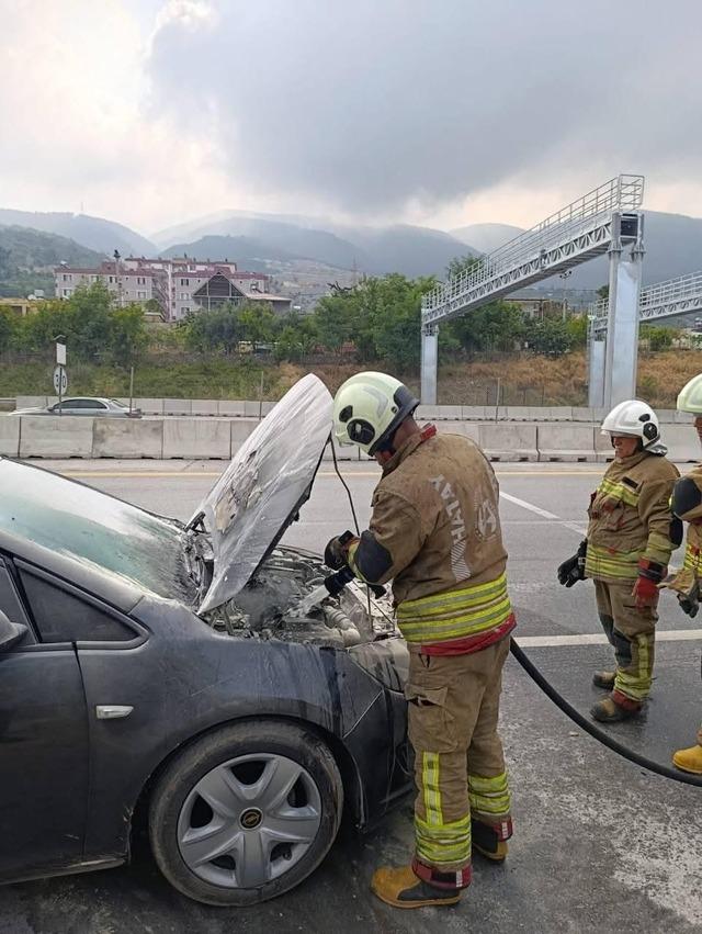 İskenderun&rsquo;da ara&ccedil; yangını paniğe neden oldu 3