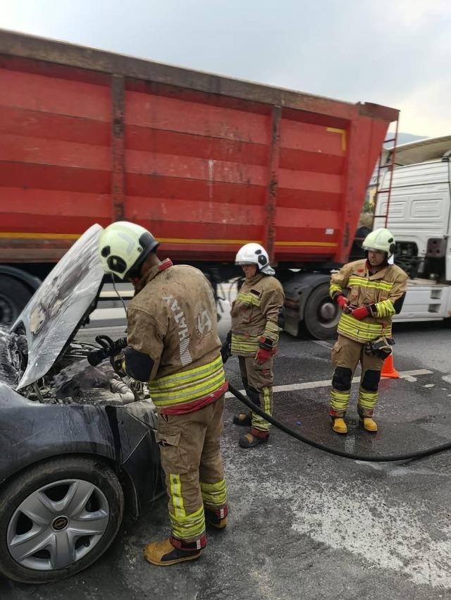 İskenderun&rsquo;da ara&ccedil; yangını paniğe neden oldu 2