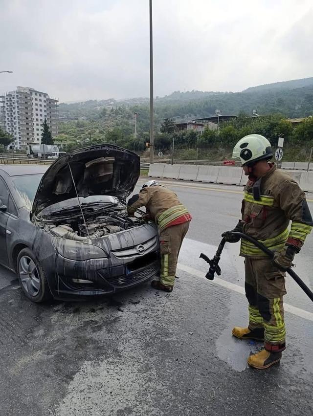 İskenderun&rsquo;da ara&ccedil; yangını paniğe neden oldu 1