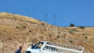 Siirt’te hafif ticari araç yoldan çıktı