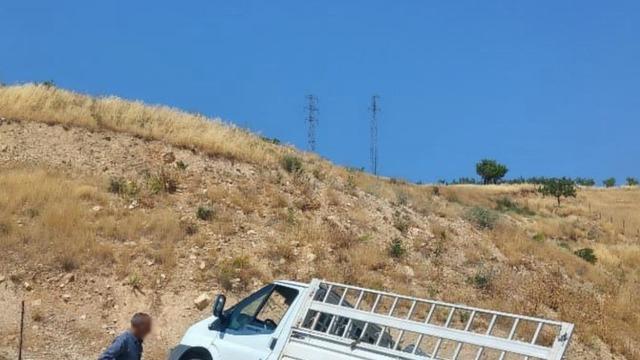 Siirt’te hafif ticari araç yoldan çıktı
