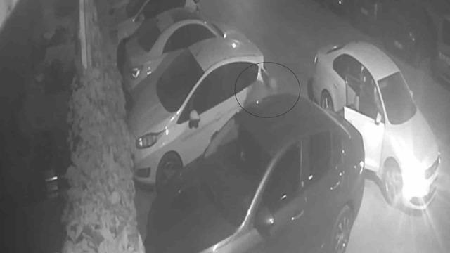 Gaziantep’te park halindeki aracın lastikleri bıçaklandı: O anlar kamerada 3