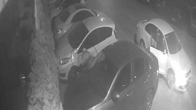 Gaziantep’te park halindeki aracın lastikleri bıçaklandı: O anlar kamerada 2