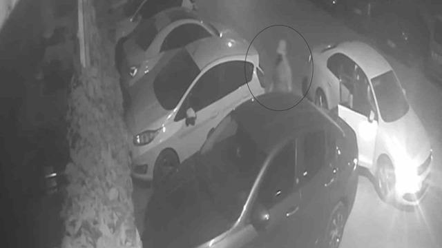 Gaziantep’te park halindeki aracın lastikleri bıçaklandı: O anlar kamerada 1