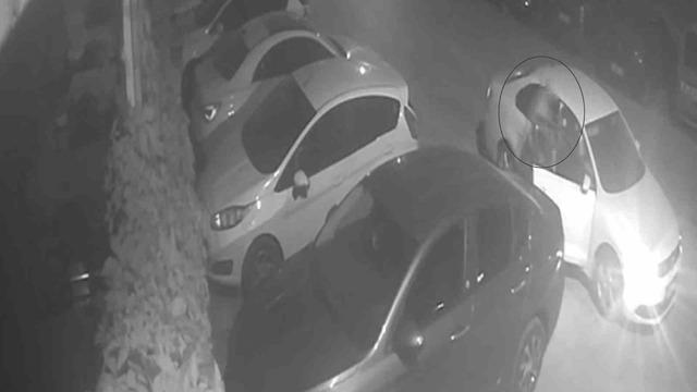 Gaziantep’te park halindeki aracın lastikleri bıçaklandı: O anlar kamerada