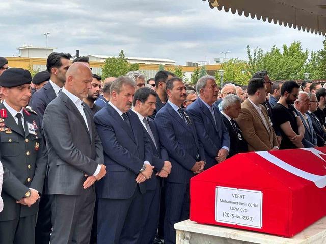 Motosiklet kazasında vefat eden Uzman Çavuş Çetin son yolculuğuna uğurlandı 1