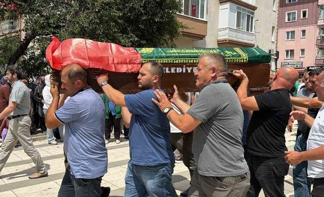 Bolu’da uçuruma yuvarlanan cipte hayatını kaybeden iki sevgili son yolculuklarına uğurlandı 12