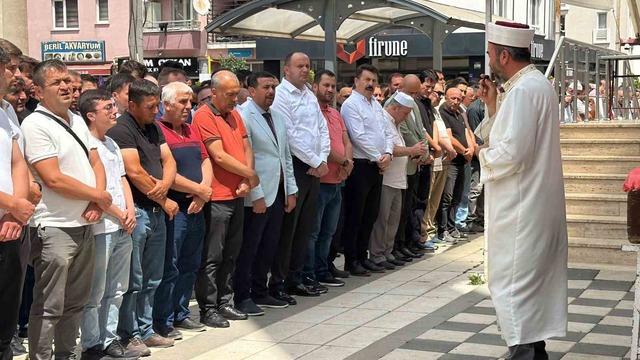 Bolu’da uçuruma yuvarlanan cipte hayatını kaybeden iki sevgili son yolculuklarına uğurlandı 10