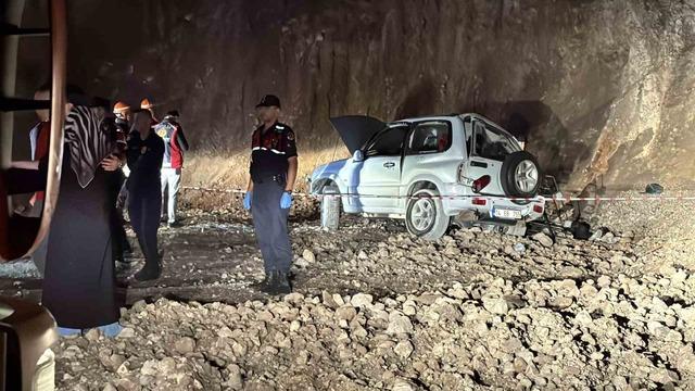 Bolu’da uçuruma yuvarlanan cipte hayatını kaybeden iki sevgili son yolculuklarına uğurlandı 6
