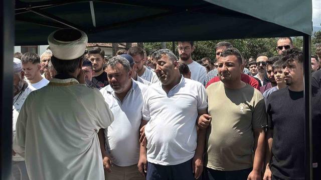 Bolu’da uçuruma yuvarlanan cipte hayatını kaybeden iki sevgili son yolculuklarına uğurlandı 4