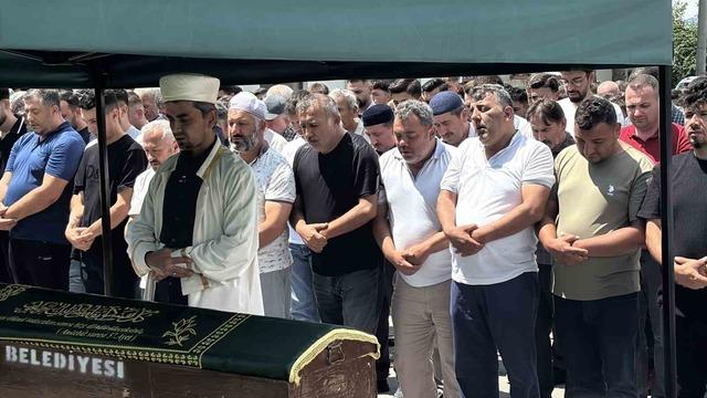 Bolu’da uçuruma yuvarlanan cipte hayatını kaybeden iki sevgili son yolculuklarına uğurlandı 3