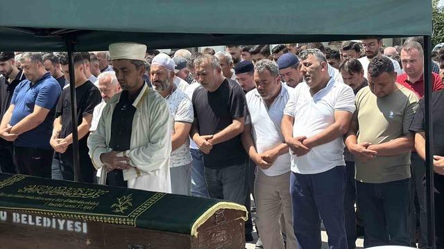 Bolu’da uçuruma yuvarlanan cipte hayatını kaybeden iki sevgili son yolculuklarına uğurlandı 2