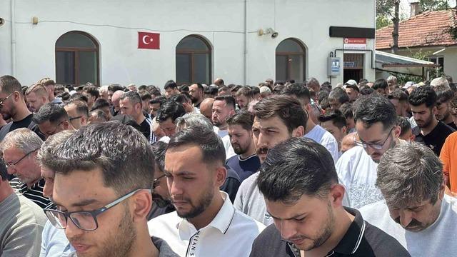Bolu’da uçuruma yuvarlanan cipte hayatını kaybeden iki sevgili son yolculuklarına uğurlandı 1
