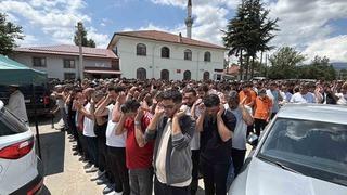 Bolu’da uçuruma yuvarlanan cipte hayatını kaybeden iki sevgili son yolculuklarına uğurlandı