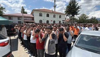 Bolu&rsquo;da u&ccedil;uruma yuvarlanan cipte hayatını kaybeden iki sevgili son yolculuklarına uğurlandı