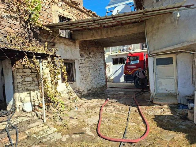 Salihli&rsquo;de tarihi k&ouml;yde korkutan ev yangını 7