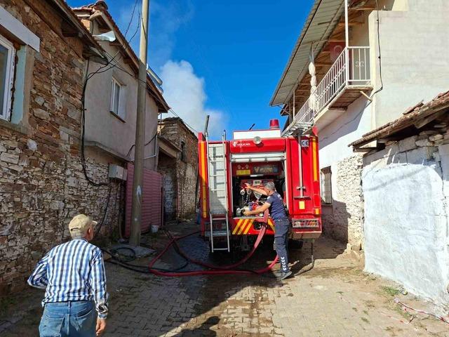 Salihli&rsquo;de tarihi k&ouml;yde korkutan ev yangını 2