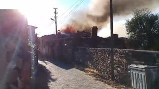 Salihli’de tarihi köyde korkutan ev yangını