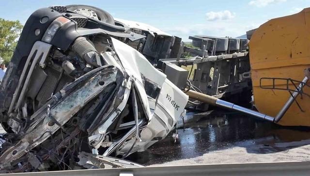 Takla atan kamyon yolu birbirine kattı! Sürücünün uzvu koptu 5