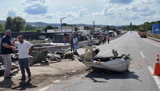 Takla atan kamyon yolu birbirine kattı! Sürücünün uzvu koptu 1