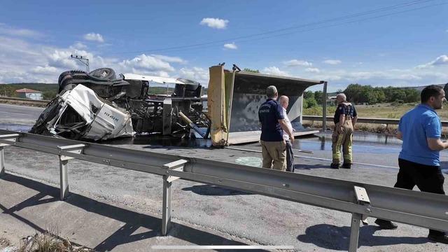 Takla atan kamyon yolu birbirine kattı! Sürücünün uzvu koptu