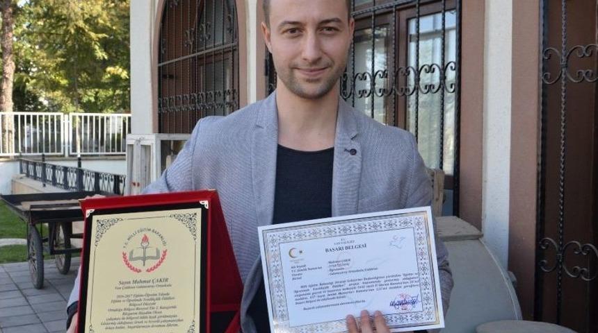 Okulun Elektrik İhtiyacını Karşılamak İ&ccedil;in R&uuml;zgar T&uuml;rbini Yapan &Ouml;ğretmen &Ouml;d&uuml;llendirildi