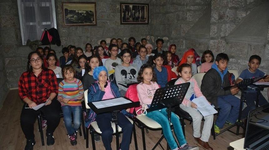 Trabzon&rsquo;da M&uuml;lteci &Ccedil;ocuklardan Koro Oluşturuldu