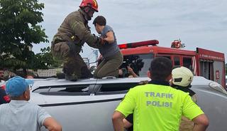 İstanbul'da trafik kazası! Orta ref&uuml;je &ccedil;arpan otomobil devrildi