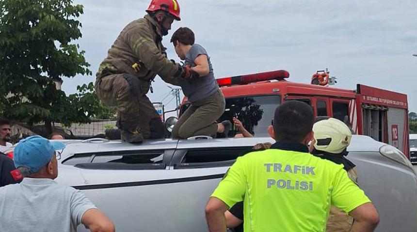 İstanbul'da trafik kazası! Orta ref&uuml;je &ccedil;arpan otomobil devrildi