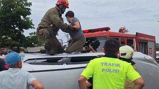 İstanbul'da trafik kazası! Orta refüje çarpan otomobil devrildi