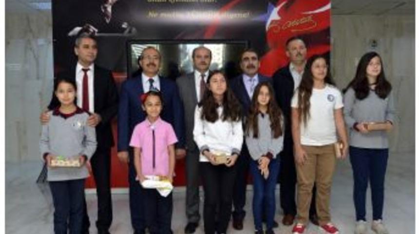 &Ccedil;evre Yarışmasında Dereceye Giren &Ouml;ğrenciler &Ouml;d&uuml;llerini Aldı