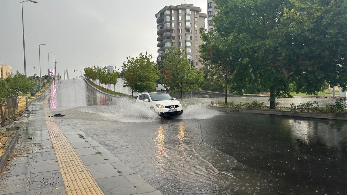 İstanbul da 21 yıl sonra bir ilk! Meteoroloji uyardı: 35 ile sarı ve turuncu kodlu alarm 6