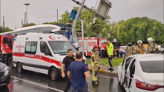 Feshane'de yolcu otobüsü ve otomobil çarpıştı: 2'si ağır 30 yaralı...