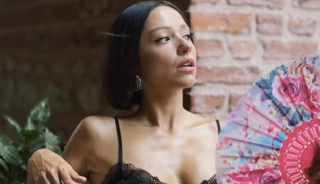 "En seksi T&uuml;rk kadını" se&ccedil;ilmişti! Tatil pozları g&uuml;ndemde