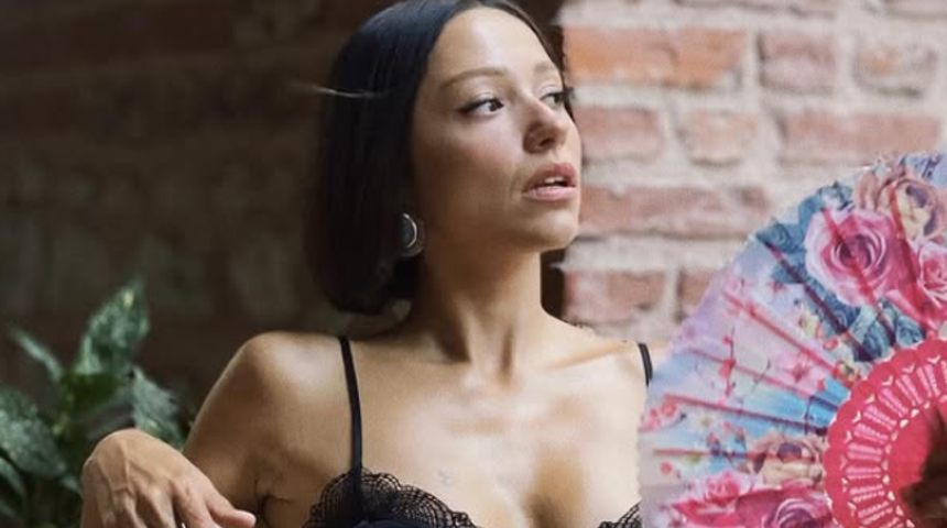 "En seksi T&uuml;rk kadını" se&ccedil;ilmişti! Zeynep Bastık tekne tatili pozlarıyla g&uuml;ndemde 